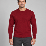 Homme portant un pull rouge à col rond et manches longues, vue de face cadrée