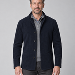 Blazer bleu marine pour homme, vue de face recadrée, porté sur un pull gris zippé et une chemise à carreaux.