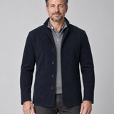 Blazer bleu marine pour homme, vue de face recadrée, porté sur un pull gris zippé et une chemise à carreaux.