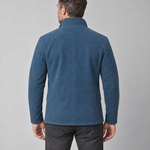 Homme portant une veste bleue à col montant, vue de dos, cadrée de la tête au haut des cuisses.