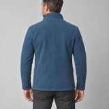 Homme portant une veste bleue à col montant, vue de dos, cadrée de la tête au haut des cuisses.
