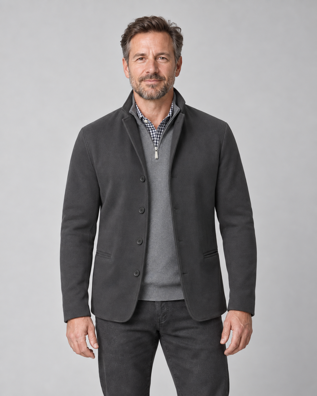 Blazer gris foncé pour homme, vue de face cadrée, porté ouvert avec col relevé et quatre boutons