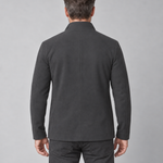 Homme vu de dos portant un blazer gris foncé, cadré de la tête au haut des cuisses