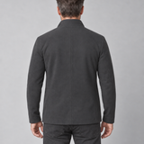 Homme vu de dos portant un blazer gris foncé, cadré de la tête au haut des cuisses