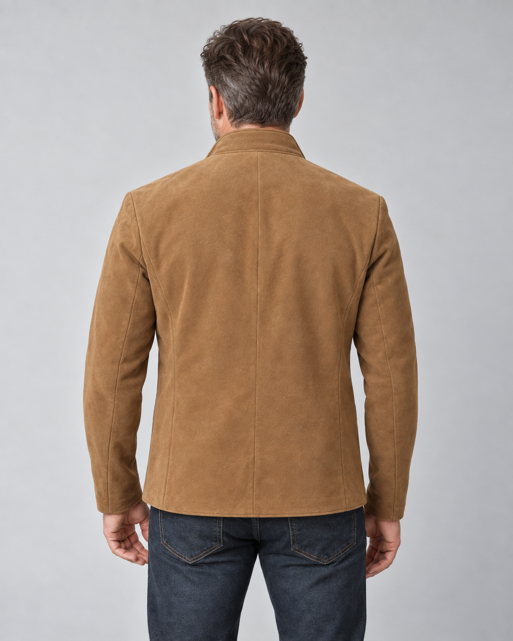 Homme portant une veste marron à col montant, vue de dos cadrée à mi-cuisses.