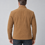 Homme portant une veste marron à col montant, vue de dos cadrée à mi-cuisses.