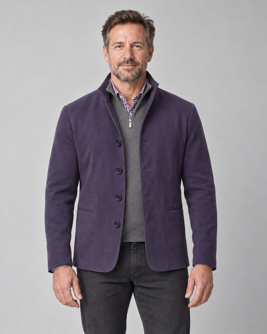 Blazer violet à col montant et quatre boutons, porté par un homme, vue de face cadrée à mi-cuisses.