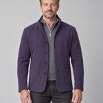 Blazer violet à col montant et quatre boutons, porté par un homme, vue de face cadrée à mi-cuisses.