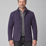 Blazer violet à col montant et quatre boutons, porté par un homme, vue de face cadrée à mi-cuisses.