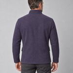 Vue de dos recadrée d’un homme portant une veste violette à col montant.