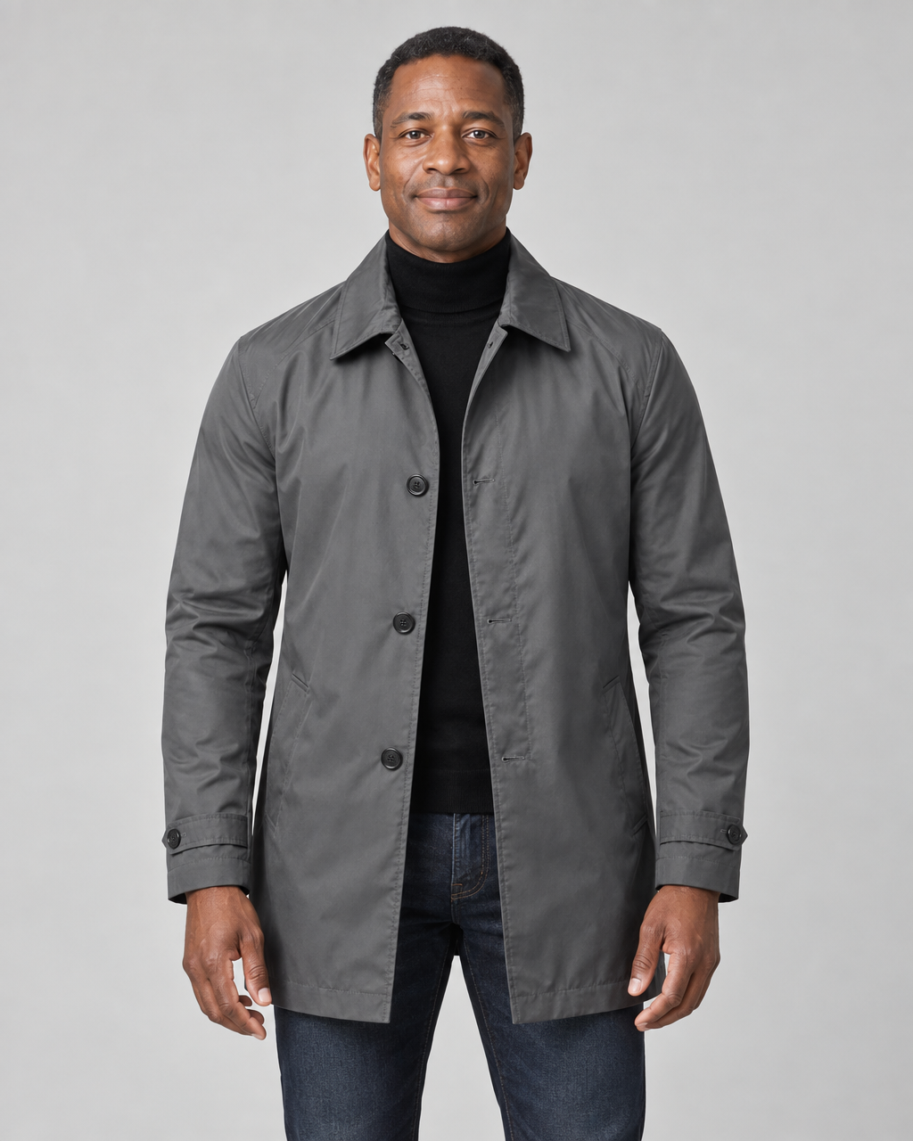 Manteau gris pour homme, vue de face recadrée, avec col, fermeture boutonnée et poches en biais
