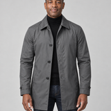 Manteau gris pour homme, vue de face recadrée, avec col, fermeture boutonnée et poches en biais