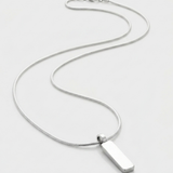 Collier Argenté À Pendentif Rectangulaire