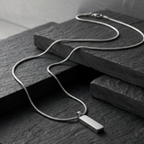 Collier Argenté À Pendentif Rectangulaire