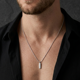 Collier Argenté À Pendentif Rectangulaire